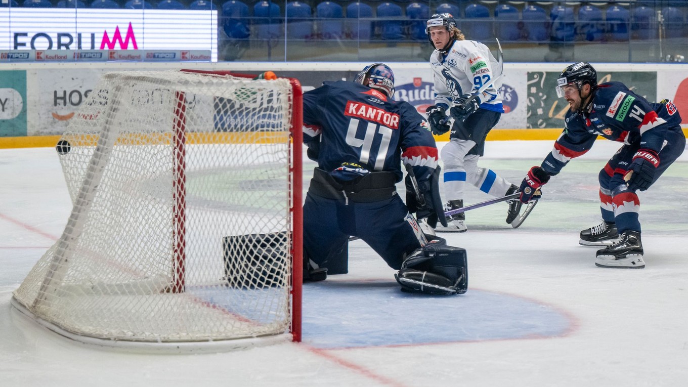 Gólová akcia Popradu, zľava v bránke Pavel Kantor (Zvolen), autor tretieho gólu Orrin Centazzo (Poprad) a Jimmy Oligny (Zvolen) počas zápasu 1. kola hokejovej Tipos extraligy HK Poprad - HKM Zvolen.