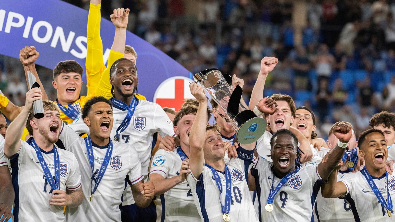 Anglickí futbalisti pózujú so zlatými medailami a pohárom po výhre vo finálovom zápase na majstrovstvách Európy hráčov do 21 rokov v Bratislave.