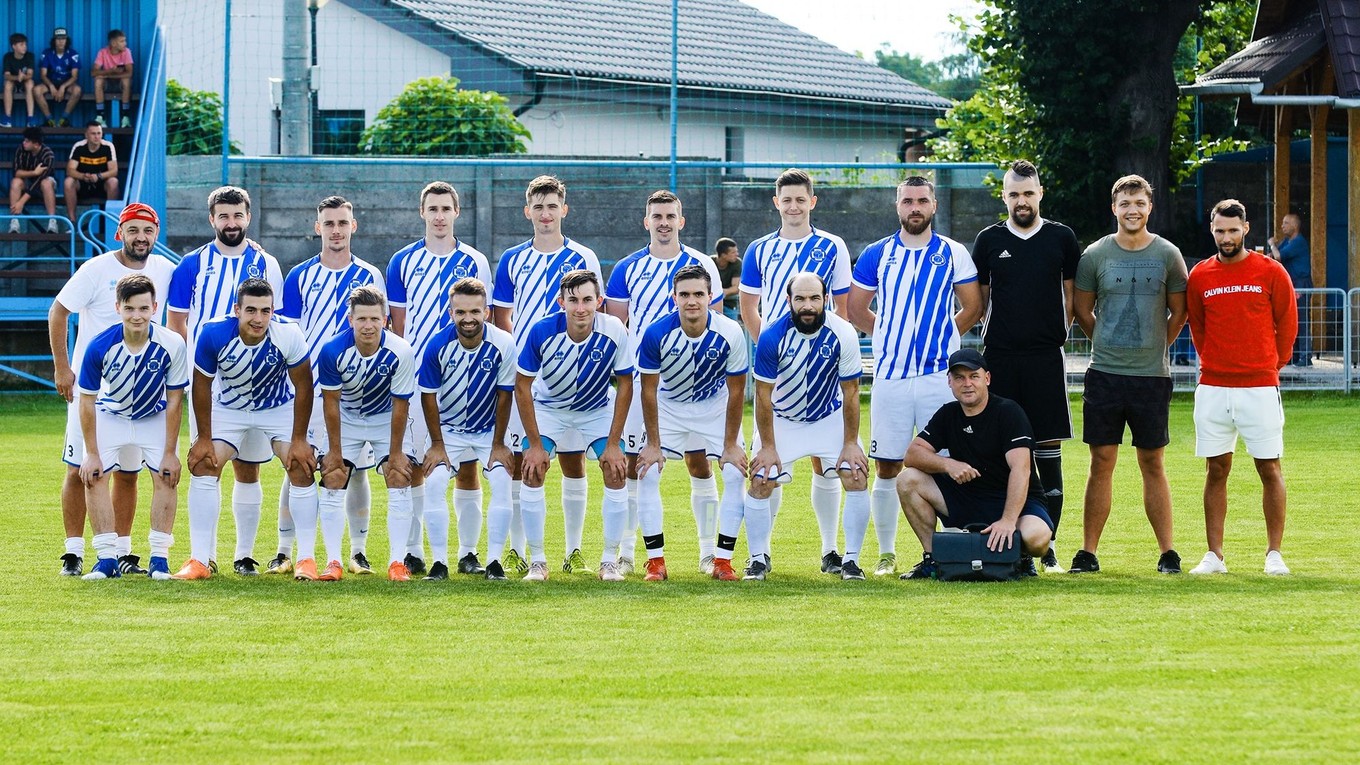 Futbalisti FK TJ Lokomotíva Kozárovce.