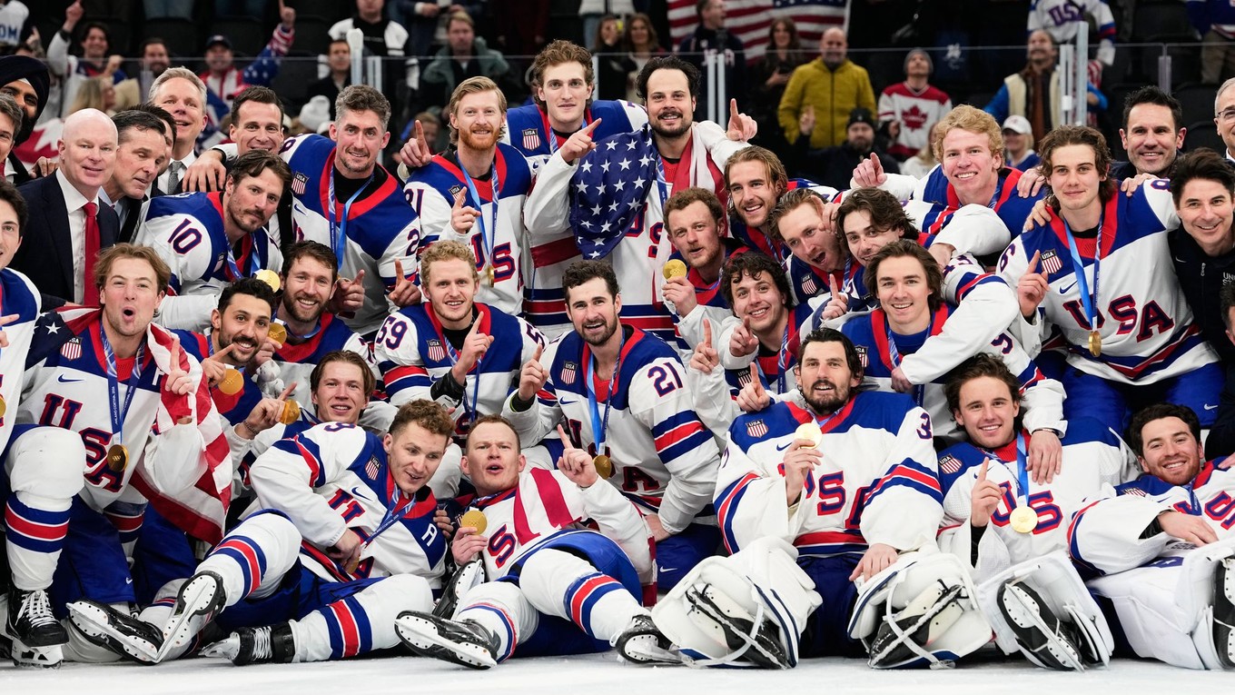 Americkí hokejisti pózujú so zlatými medailami po víťazstve vo finálovom dueli Kanada - USA na zimných olympijských hrách.