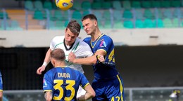 Zľava Marcus Pedersen, Ondrej Duda a Diego Coppola v zápase 27. kola Serie A Hellas Verona - Sassuolo Calcio.