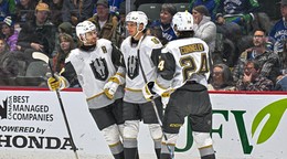 Jozef Viliam Kmec sa teší zo spoluhráčmi z gólu.