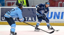 Sena Acolatse (Slovan) a Michal Krištof (Nitra) v prvom zápase finále play off Tipsport extraligy medzi HK Nitra a HC Slovan Bratislava.