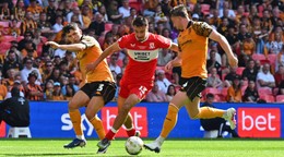 Dávid Strelec v dueli proti Hull City.