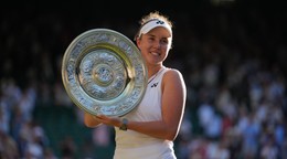 Linda Nosková pózuje s víťaznou trofejou