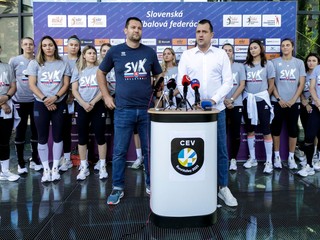 Ženská volejbalová reprezentácia SR pred odchodom na ME 2023.