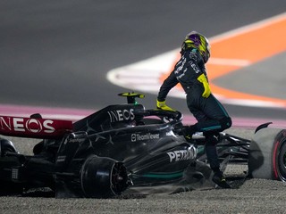 Lewis Hamilton opúšťa svoj monopost Mercedes po havárii v prvej zákrute Veľkej ceny Kataru 2023.
