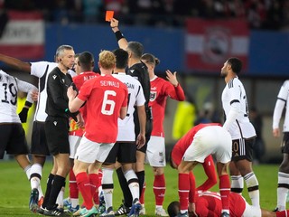 Leroy Sane dostal červenú kartu v zápase Rakúsko - Nemecko