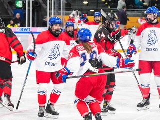 Hokejistky Česka do 18 rokov v zápase proti Kanade.