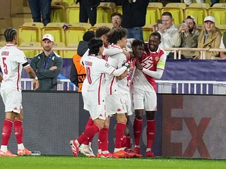 Futbalisti AS Monaco po strelení gólu.