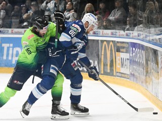 Brenden Miller (vľavo) v drese Vlci Žilina.