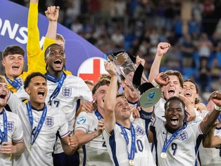 Anglickí futbalisti pózujú so zlatými medailami a pohárom po výhre vo finálovom zápase na majstrovstvách Európy hráčov do 21 rokov v Bratislave.