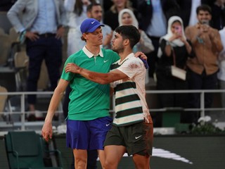 Carlos Alcaraz a Jannik Sinner po finále na Roland Garros 2025.