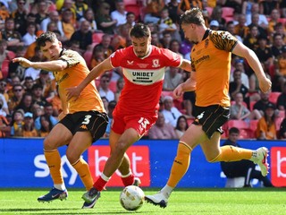 Dávid Strelec v dueli proti Hull City.