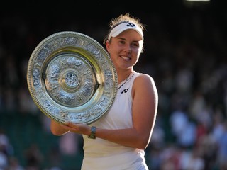 Linda Nosková pózuje s víťaznou trofejou