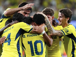 Hráč Villarrealu Santiago Mourino oslavuje so spoluhráčmi po góle do siete Neapola.