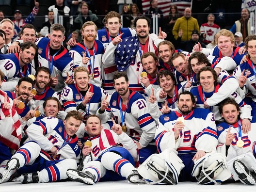 Americkí hokejisti pózujú so zlatými medailami po víťazstve vo finálovom dueli Kanada - USA na zimných olympijských hrách.