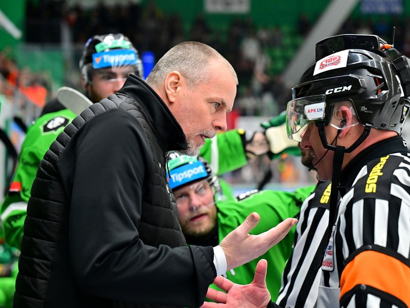 Tréner BK Mladá Boleslav Richard Král diskutuje s rozhodcami. 