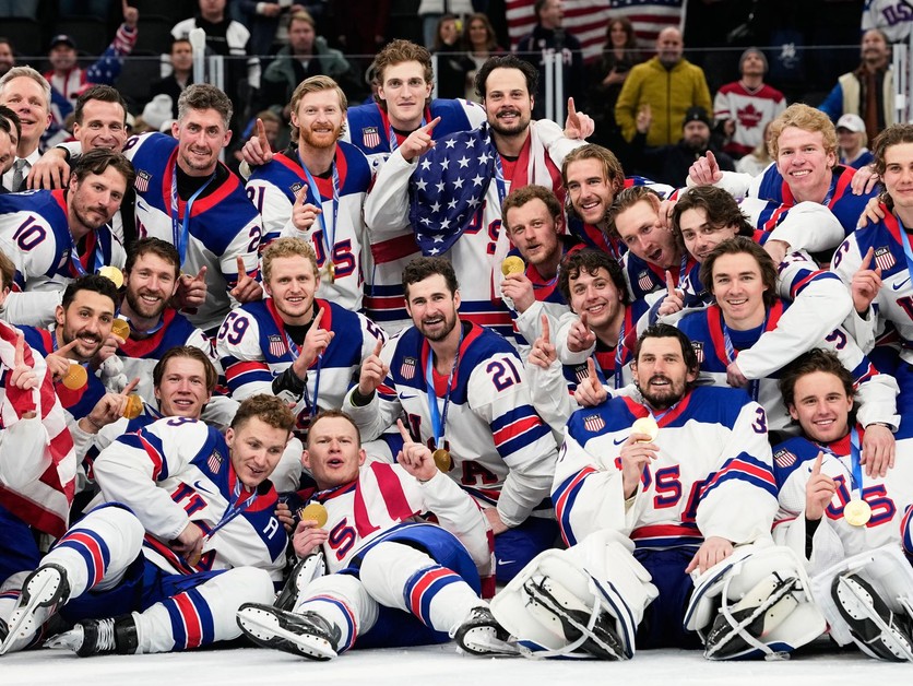 Americkí hokejisti pózujú so zlatými medailami po víťazstve vo finálovom dueli Kanada - USA na zimných olympijských hrách.