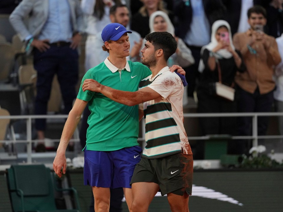 Carlos Alcaraz a Jannik Sinner po finále na Roland Garros 2025.