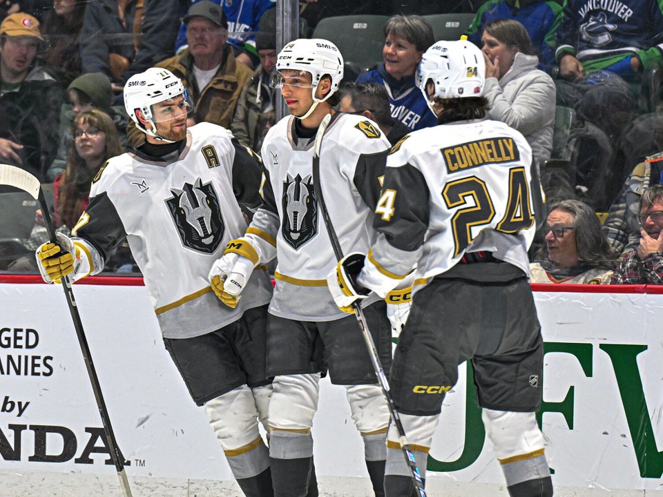 Jozef Viliam Kmec sa teší zo spoluhráčmi z gólu.