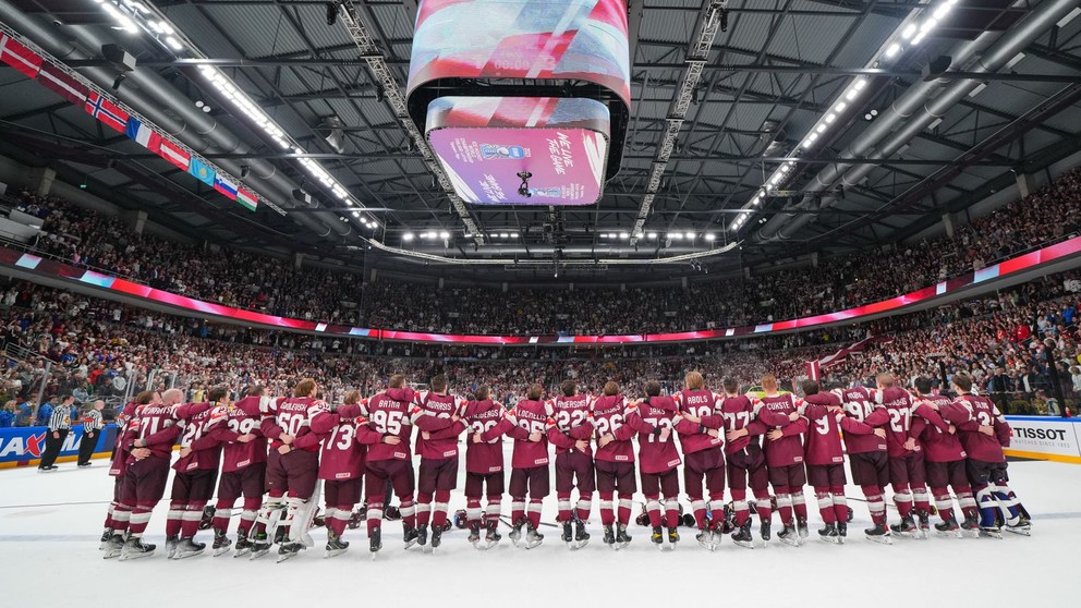 Lotyšskí hokejisti po víťazstve nad Švédskom.