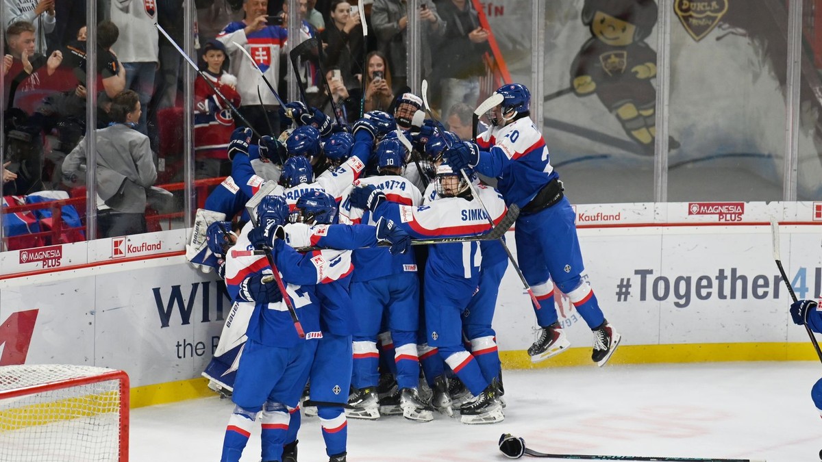 Radosť hráčov Slovenska po postupe do finále MS v hokeji U18 2026.