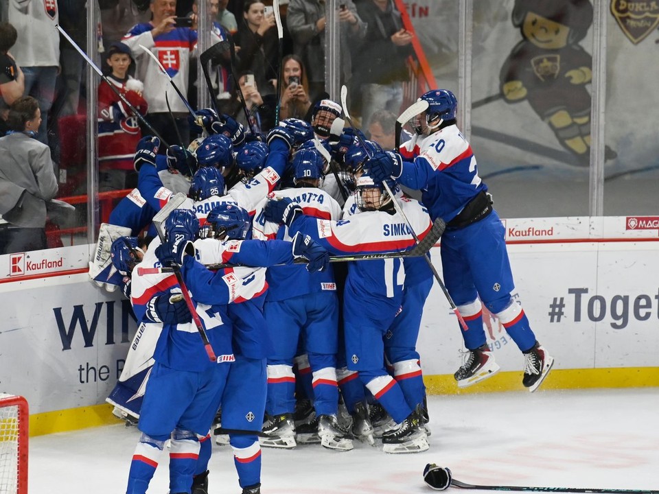 Radosť hráčov Slovenska po postupe do finále MS v hokeji U18 2026.