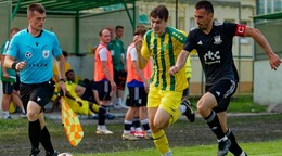 Kapitán TJ Slavoj Boleráz Tomáš Hlavna v stretnutí v Leviciach.