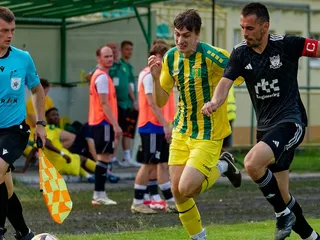 Kapitán TJ Slavoj Boleráz Tomáš Hlavna v stretnutí v Leviciach.