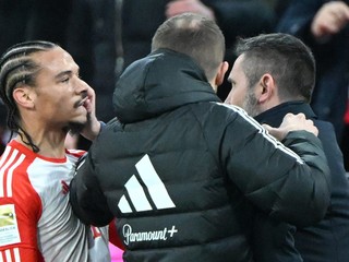 Tréner Unionu Berlín Nenad Bjelica udiera do tváre krídelníka Bayernu Leroya Saného. 