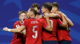 Futbalisti Česka sa radujú z gólu počas zápasu A-skupiny Česko – Juhoafrická republika.