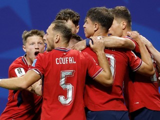 Futbalisti Česka sa radujú z gólu počas zápasu A-skupiny Česko – Juhoafrická republika.