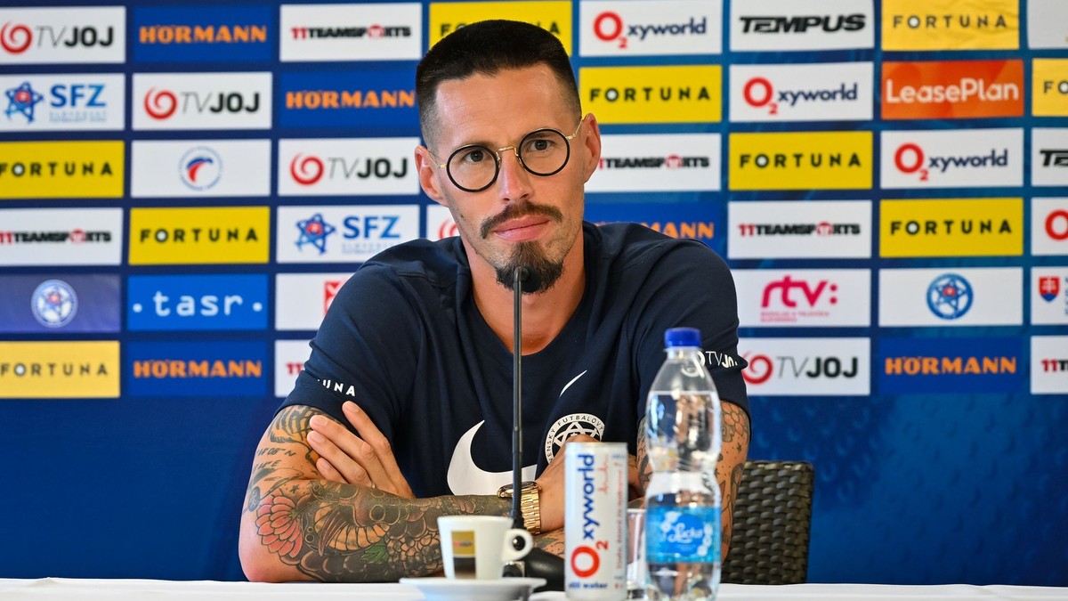 Tímový manažér slovenskej futbalovej reprezentácie Marek Hamšík počas tlačovej konferencie.