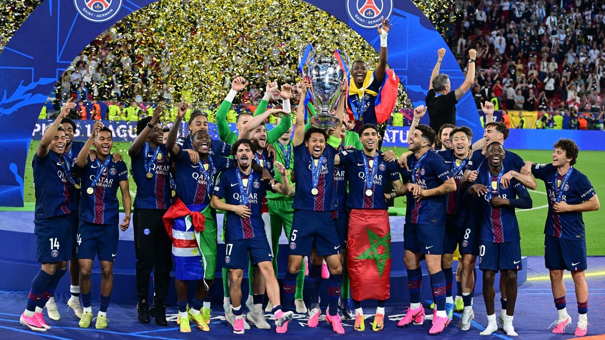 Hráči Paríža St. Germain pózujú s trofejou po finálového dueli Ligy majstrov.