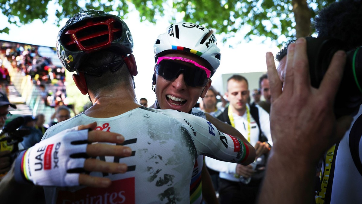 Tadej Pogačar oslavuje výhru v 4. etape Tour de France 2025 so svojim tímovým kolegom. 