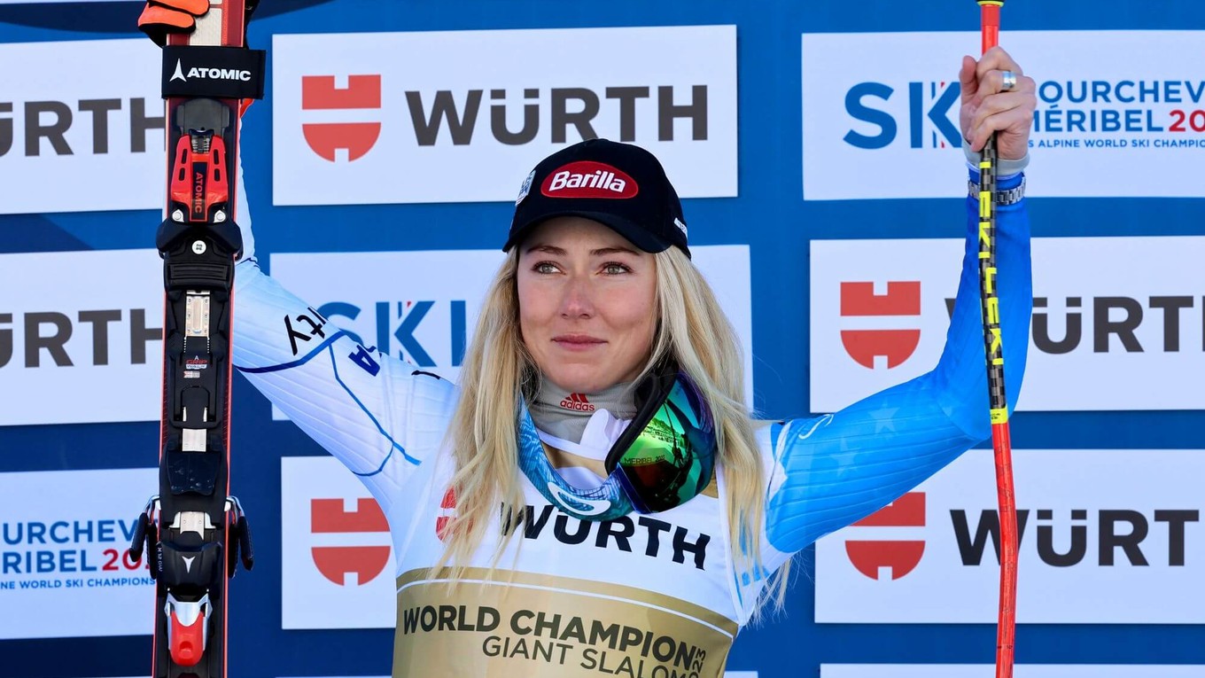 Mikaela Shiffrinová oslavuje po jej víťazstve v obrovskom slalome na MS v lyžovaní.