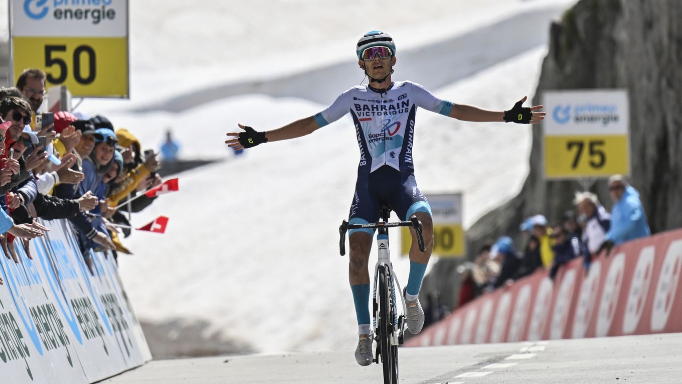 Torstein Traeen oslavuje triumf v 4. etape Okolo Švajčiarska 2024.
