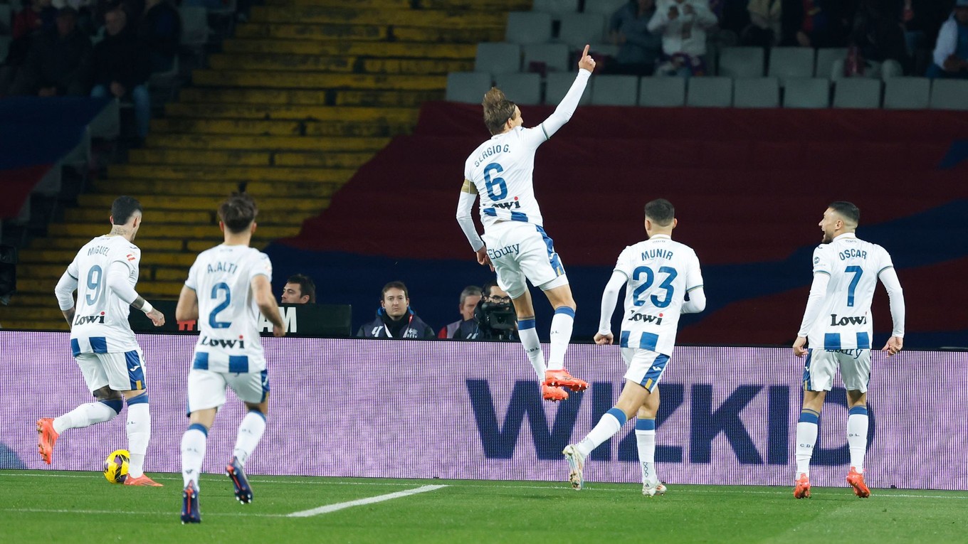 Futbalista klubu CD Leganés Sergio González oslavuje gól v zápase proti FC Barcelona.