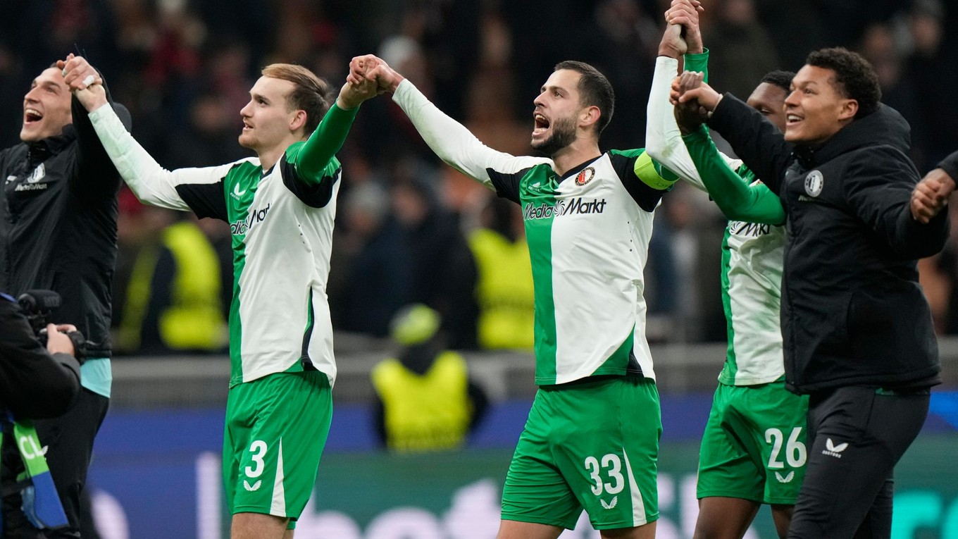 Hráči Feyenoordu oslavujú po zápase odvety play off o osemfinále Ligy majstrov AC Miláno - Feyenoord Rotterdam.