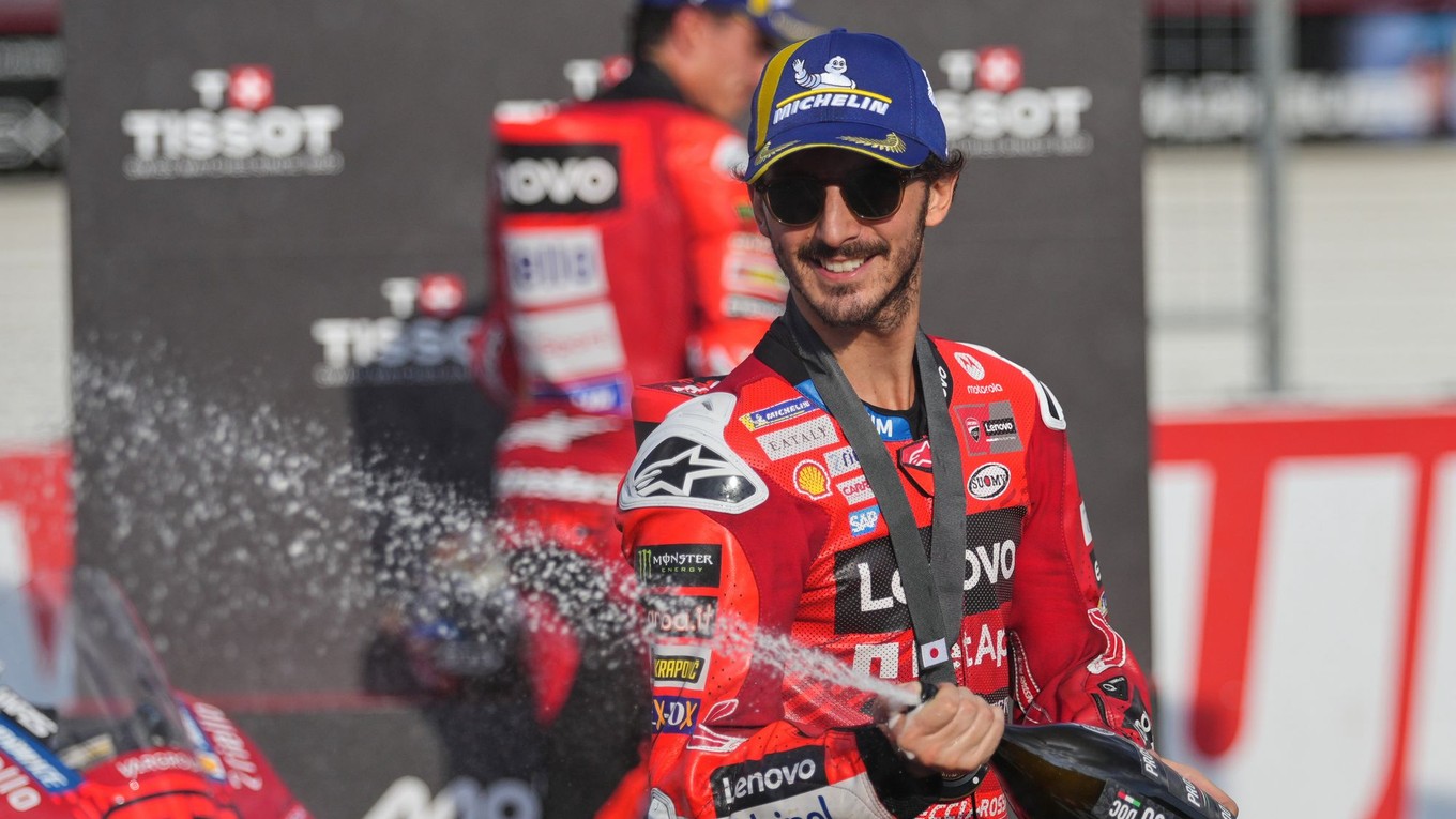 Francesco Bagnaia oslavuje víťazstvo v šprinte.