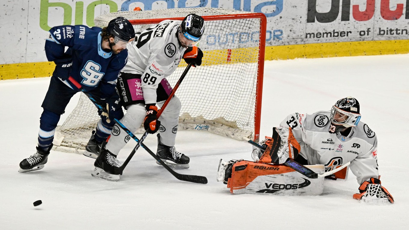 Na snímke zľava Liam Pecararo (Slovan), Jakub Ferenc a brankár Dominik Riečický (obaja Košice).