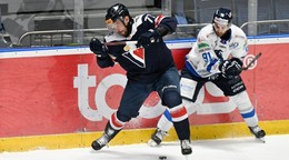 vľavo Branislav Kubka (Slovan) a Andrew Calof (Poprad)