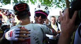 Tadej Pogačar oslavuje výhru v 4. etape Tour de France 2025 so svojim tímovým kolegom. 