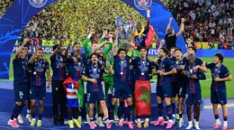 Hráči Paríža St. Germain pózujú s trofejou po finálového dueli Ligy majstrov.