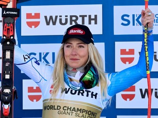 Mikaela Shiffrinová oslavuje po jej víťazstve v obrovskom slalome na MS v lyžovaní.