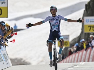 Torstein Traeen oslavuje triumf v 4. etape Okolo Švajčiarska 2024.
