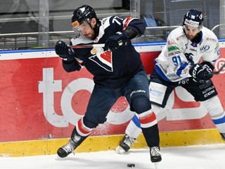 vľavo Branislav Kubka (Slovan) a Andrew Calof (Poprad)