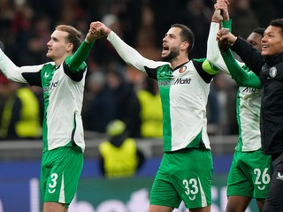 Hráči Feyenoordu oslavujú po zápase odvety play off o osemfinále Ligy majstrov AC Miláno - Feyenoord Rotterdam.