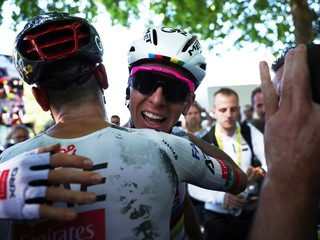 Tadej Pogačar oslavuje výhru v 4. etape Tour de France 2025 so svojim tímovým kolegom. 